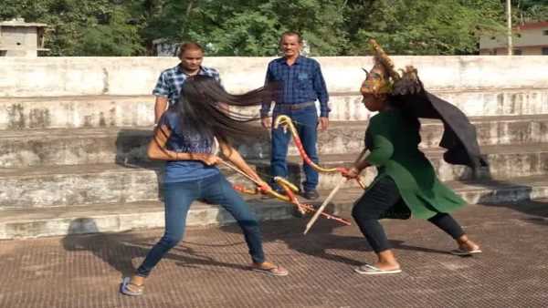 शुरुआत में हुई परेशानी, लेकिन अब चौंक जाते हैं लोग