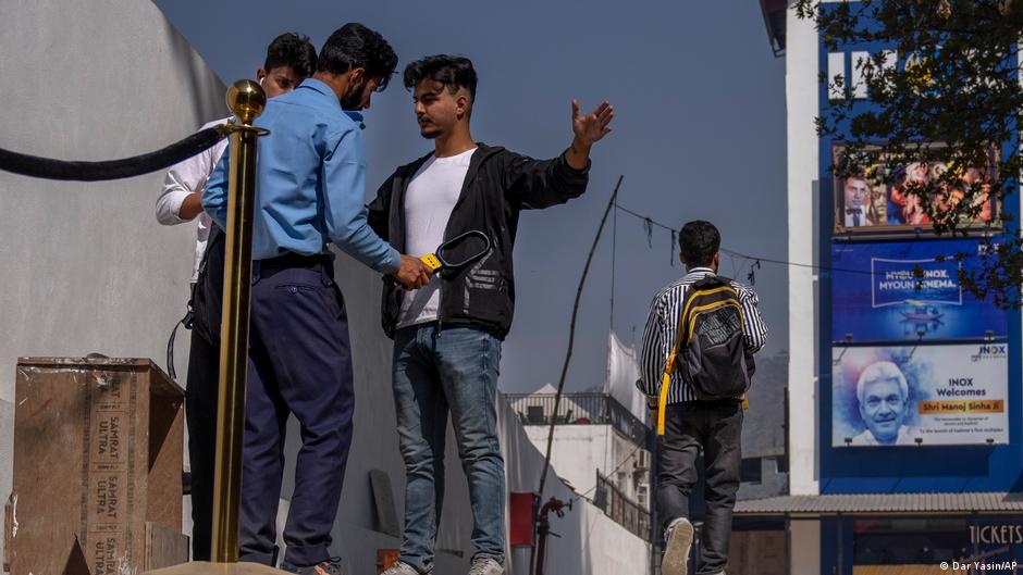 सिनेमाघरों में सुरक्षा व्यवस्था बेहद कड़ी है