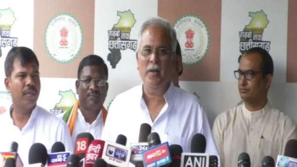 अधिकारियों को धमकाना बंद करें रमन सिंह 