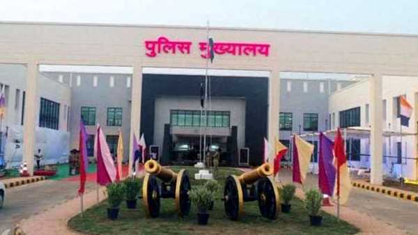आरक्षक की वरिष्ठ अधिकारियों से है नजदीकियां