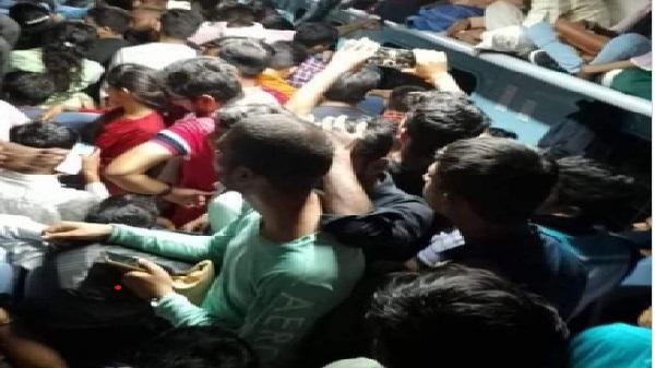 विभिन्न रेलवे स्टेशनों पर दिखी अभ्यर्थियों की भीड़