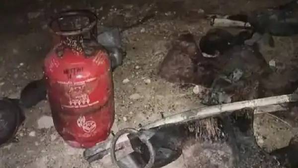 दरवाज़ा तोड़कर घर में दाखिल हुए पड़ोसी दरवाज़ा तोड़कर घर में दाखिल हुए पड़ोसी
