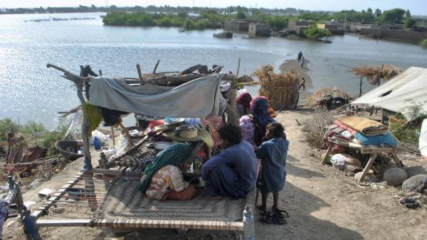 पाकिस्तान में बाढ़ से हुई भीषण तबाही, बर्बादी के निशान अब भी मौजूद