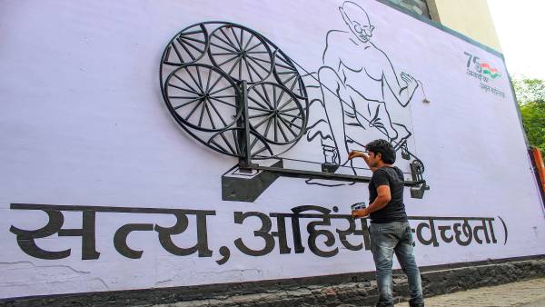 सत्य और अहिंसा के मार्ग पर चलें