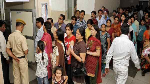 गुजरात में 'रेवड़ी' रणनीति पर चुनावी सर्वे