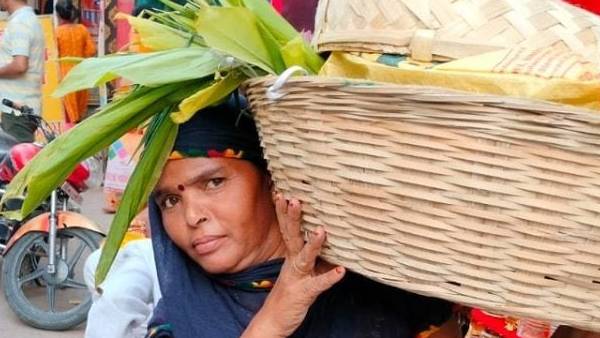 छठ पूजा के लिए मुस्लिम महिला ने खरीदी सामग्री छठ पूजा के लिए मुस्लिम महिला ने खरीदी सामग्री