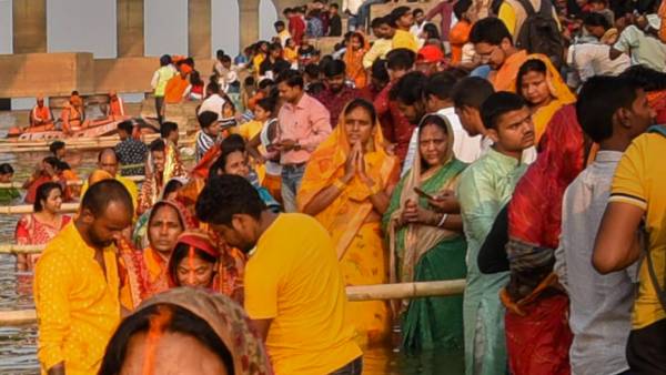 मुस्लिम महिलाएं कर रही हैं छठ पूजा मुस्लिम महिलाएं कर रही हैं छठ पूजा