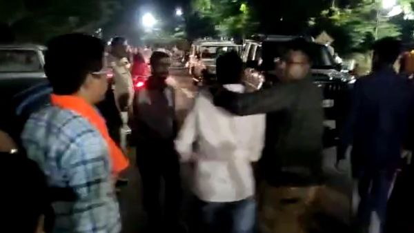 बजरंग दल के कार्यकर्ताओं की पुलिस से हुई झड़प बजरंग दल के कार्यकर्ताओं की पुलिस से हुई झड़प