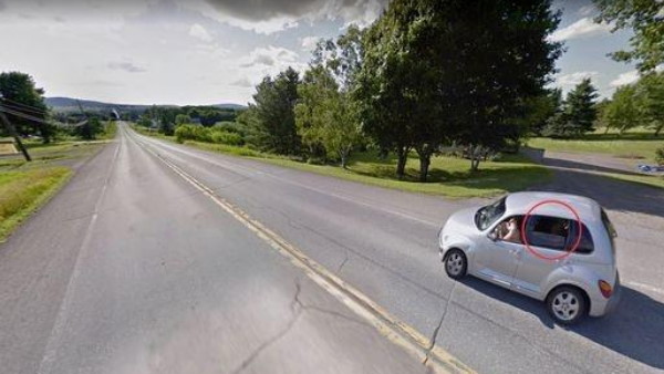 खोज रही थी गैराज का रास्ता, दिख गया एलियन खोज रही थी गैराज का रास्ता, दिख गया एलियन