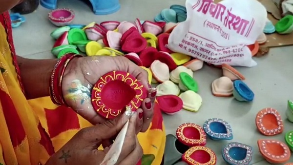 7 लाख से अधिक गोबर से बन दीये तैयार कराए गए हैं