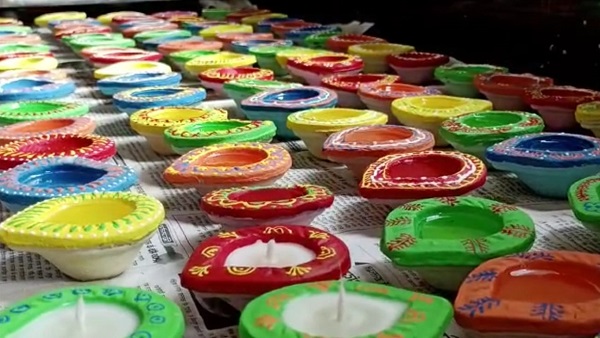 दीपावली पर सागर में गोबर व सुगंधित, महकने वाले दीयों की बहार है।