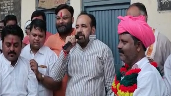 पीडब्ल्युडी मंत्री गोपाल भार्गव ने गाया दिवारी गीत पीडब्ल्युडी मंत्री गोपाल भार्गव ने गाया दिवारी गीत