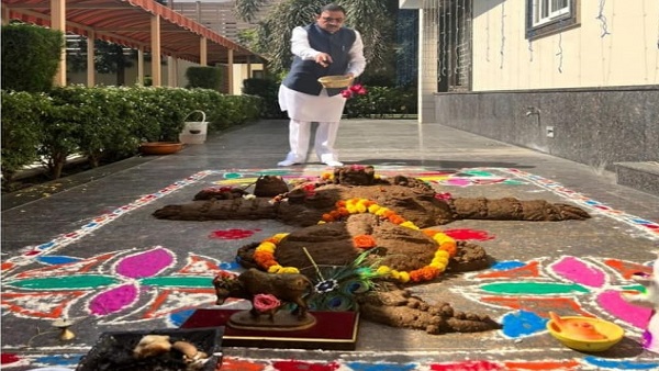 मंत्री भूपेंद्र सिंह ने घर पर की गोवर्धन पूजा मंत्री भूपेंद्र सिंह ने घर पर की गोवर्धन पूजा