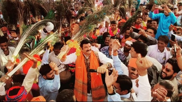 राजस्व मंत्री गोविंद राजपूत ने मौनियों के साथ नृत्य किया राजस्व मंत्री गोविंद राजपूत ने मौनियों के साथ नृत्य किया