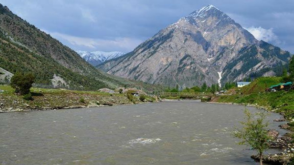  बॉलीवुड का कश्मीर के साथ दशकों पुराना संबंध रहा है