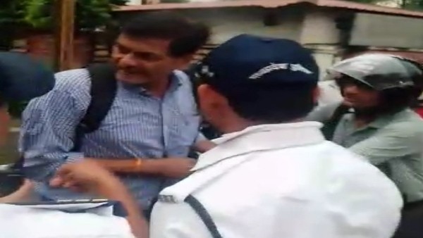 पहले हेलमेट का जुगाड़ कर रहे शराबी 