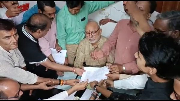 पार्टी पदाधिकारियों ने निष्कासन की मांग की