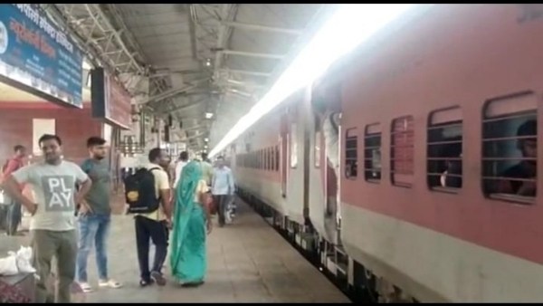 चलती ट्रेन में 3 साल के बच्चे को छोड़ दिया