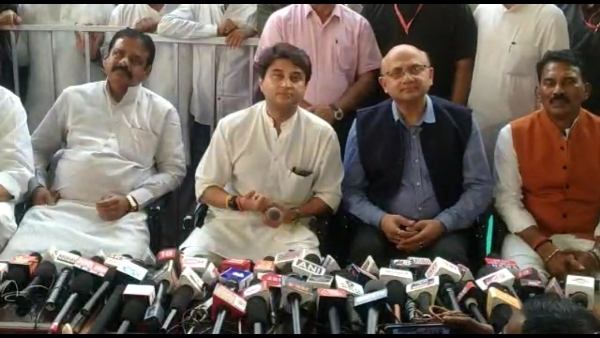 लगातार बढ़ रही है यात्रियों की संख्या