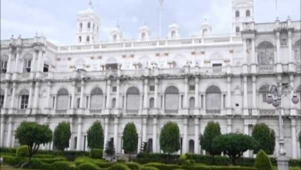 महल में चल रही हैं जोर-शोर से तैयारियां