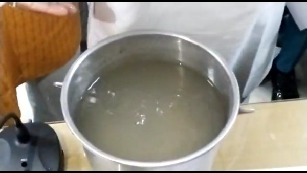 कांग्रेस नेता सुनील शर्मा ने थामी पानी की बाल्टी