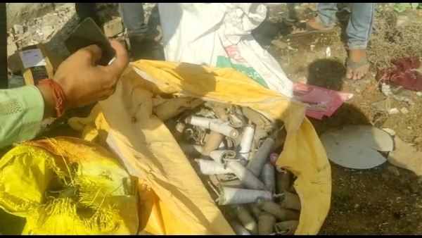 आसपास के घरों की तलाशी लेने पर मिले पटाखों के कई बोरे