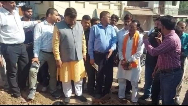 ग्वालियर शहर की कई सड़कों की हालत है जर्जर ग्वालियर शहर की कई सड़कों की हालत है जर्जर