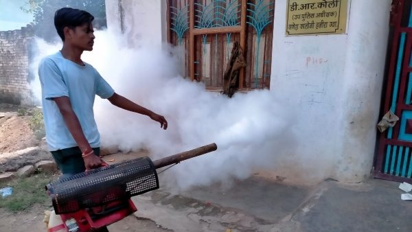 नगर निगम का अमला कर रहा है लगातार फोगिंग