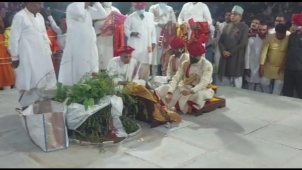 बेटे महाआर्यमन के साथ मिलकर की शमी पूजा