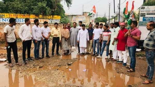 शहर की सड़कों की हालत भी नहीं हो सकी दुरुस्त