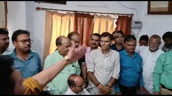 निष्कासन नहीं होने की सूरत में होंगे सामूहिक इस्तीफे