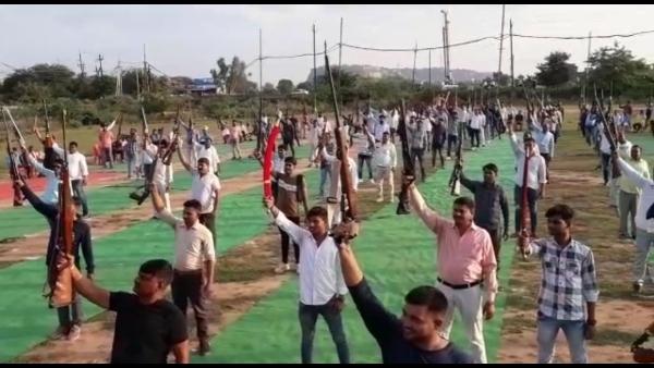 हथियार लहरा कर किया शक्ति प्रदर्शन