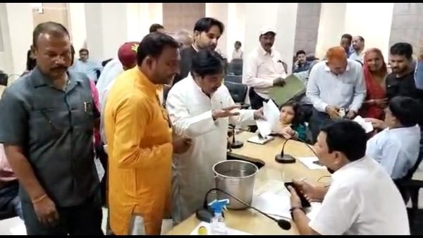 शहर के अलग-अलग वार्डों में सप्लाई हो रहा है गंदा पानी