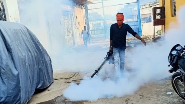 25 मशीनें लगातार कर रही हैं फोगिंग