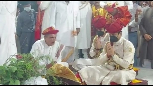 सिंधिया ने निकाली म्यान से तलवार और शमी की पत्तियों को किया स्पर्श