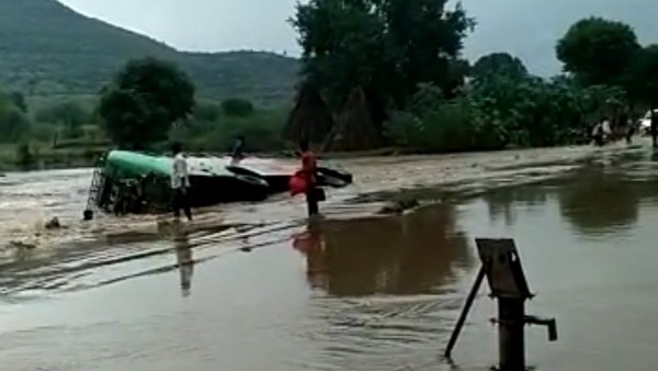 बस के पलटते ही मच गई चीख-पुकार