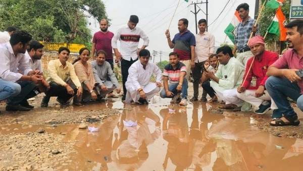 कांग्रेसियों ने चलाई सड़क पर कागज की नाव