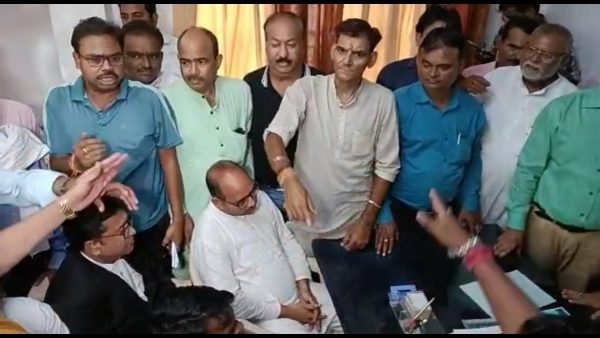 पिछले दिनों बैठक के दौरान हुआ था विवाद