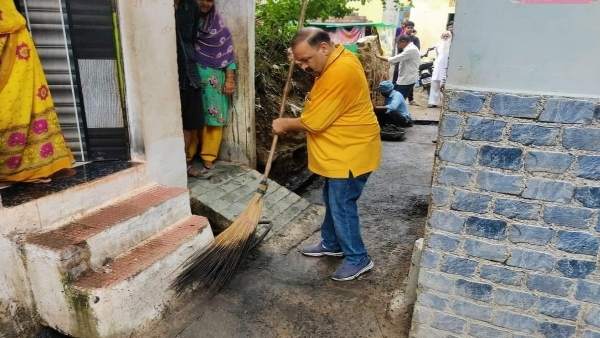 अचानक जाग उठा सफाई के प्रति प्रेम