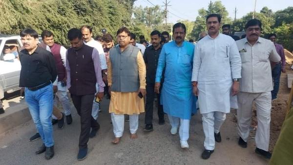 नहीं हुई सुनवाई तो मंत्री ने त्याग दिए जूते नहीं हुई सुनवाई तो मंत्री ने त्याग दिए जूते