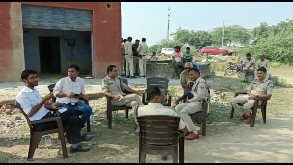 स्थानीय लोगों ने रात ही रात में लगा दी बाबा साहब की प्रतिमा