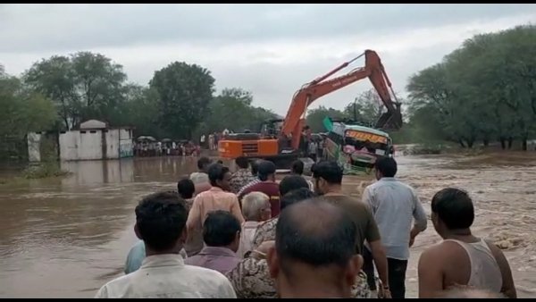 मौके पर पहुंचे प्रशासन ने बस को पानी से बाहर निकलवाया
