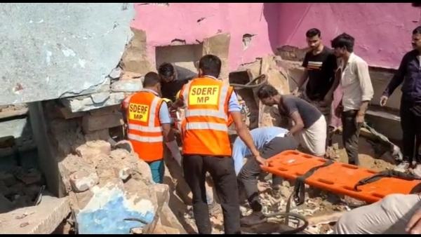 घर के अंदर रखा था पटाखों का जखीरा