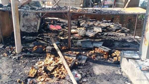 महाराजा कॉम्प्लेक्स में स्थित गजक दुकान भी जली