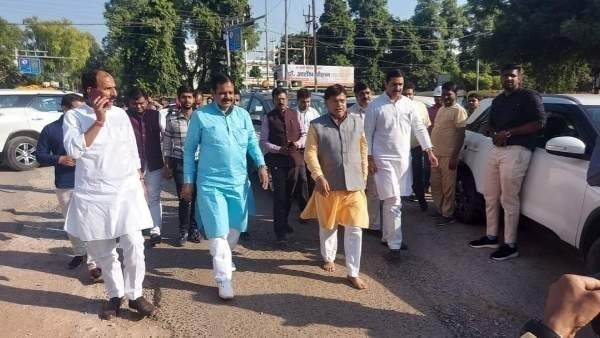 ऊर्जा मंत्री प्रद्युमन सिंह तोमर ने त्याग दिए हैं जूते ऊर्जा मंत्री प्रद्युमन सिंह तोमर ने त्याग दिए हैं जूते