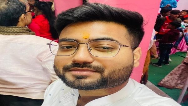 पुलिस चौकी के सामने स्थित है मंदिर