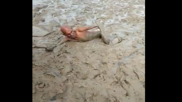 रेस्क्यू के दौरान वीडियो बनाता दिखा पुलिसकर्मी