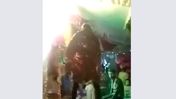 कैसे अचानक मंच से गिरे हनुमान बने शख्स