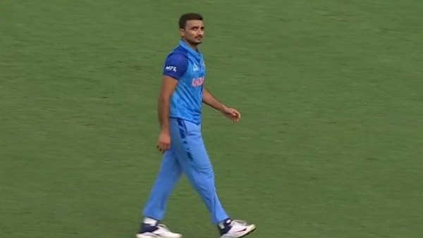 19वें ओवर में हर्षल पटेल ने दिए सिर्फ 5 रन