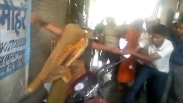 महिला ने 12 सेकेंड में मारी 11 बार चप्पल